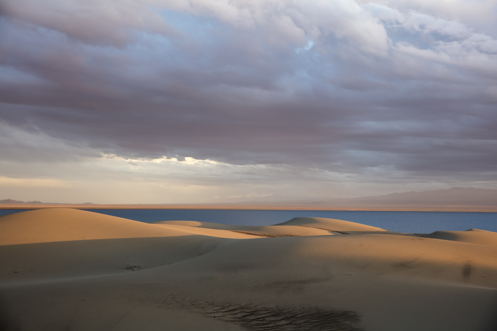 Пески Монгол-Элс, озеро Дургун-Нуур