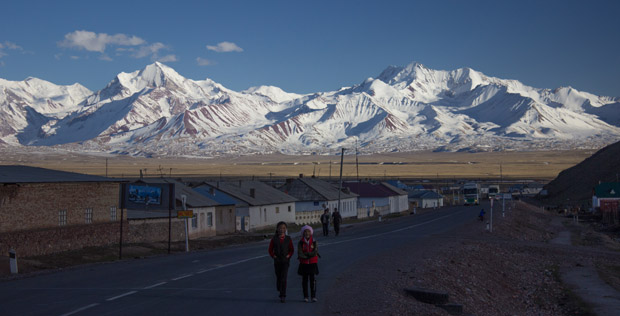 Путешествие на Памир. Поселок Сары-Таш - панорама Заалайского хребта